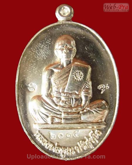 ปี 2554 เหรียญย้อนยุครุ่นสร้างบารมี ปี 2519 รุ่น พุทธคุณสยามมหาลาภ หลวงพ่อคูณ ปริสุทโธ วัดบ้านไร่ (4.เนื้ออัลปาก้า)