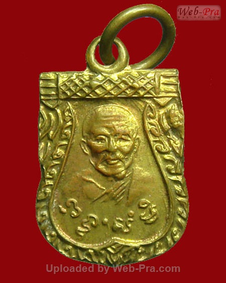 เหรียญรุ่น 8 พิมพ์เสมา ท่านพ่อสุ่น ธมฺมสุวณฺโณ วัดปากน้ำแหลมสิงห์ จ.จันทบุรี (เนื้อทองแดงกะไหล่ทอง)