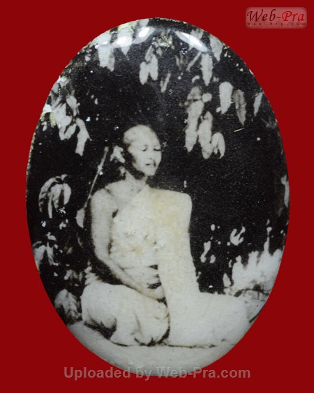 ล็อคเก็ตขาวดำรุ่นแรก พิมพ์รูปไข่ พระอาจารย์สมชาย ฐิตวิริโย (พระวิสุทธิญาณเถร) วัดเขาสุกิม จ.จันทบุรี (ล็อคเก็ตขาวดำ)