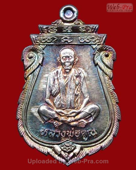 ปี 2536 เหรียญเทพประทานพร พิมพ์เสมา หลวงพ่อคูณ ปริสุทโธ วัดบ้านไร่ (2.เนื้อเงิน)