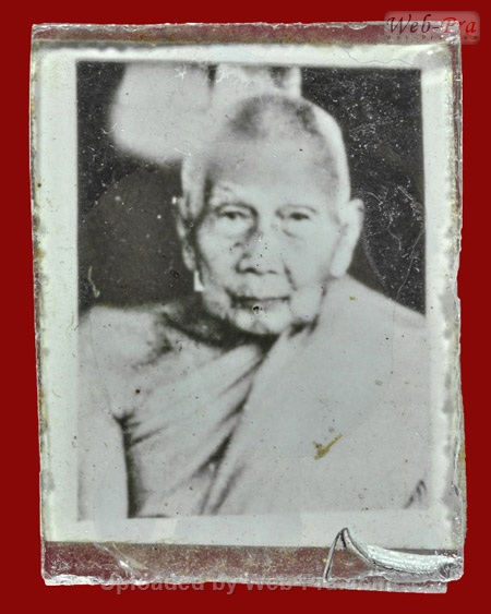ปี 2512 รูปถ่ายขาวดำประกบกระจก หลวงปู่สุข ธัมมโชโต (2)