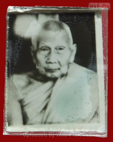 ปี 2512 รูปถ่ายขาวดำประกบกระจก หลวงปู่สุข ธัมมโชโต (2)