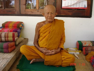 ขอเชิญจองวัตถุมงคล ๘๙ ปี รุ่น เก่งแปดทิศ หลวงปู่เก่ง ธนวโร ท่านเป็นศิษย์พระครูวิโรจณ์รัตนบล