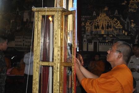 ภาพพธีพุทธาภิเษก วัตถุมงคลรุ่น เพชรกลับ ญสส. ของหลวงปู่บัว วัดศรีบูรพาราม ณ วัดพระก้ว