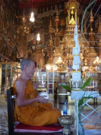 ภาพพธีพุทธาภิเษก วัตถุมงคลรุ่น เพชรกลับ ญสส. ของหลวงปู่บัว วัดศรีบูรพาราม ณ วัดพระก้ว
