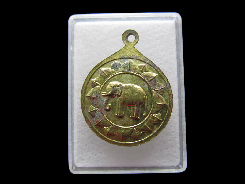 เหรียญ พระประจำวันจันทร์ หลังช้าง เนื้อทองเหลืองลงสี..เริ่ม20บาท/.Y171