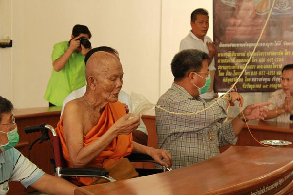 หลวงพ่อคูณ วัดพายัพ รุ่นบารมีบุญคูณ55 เนื้อทองเเดงผิวไฟ โค้ดเลข 3162 เหรียญเสมา