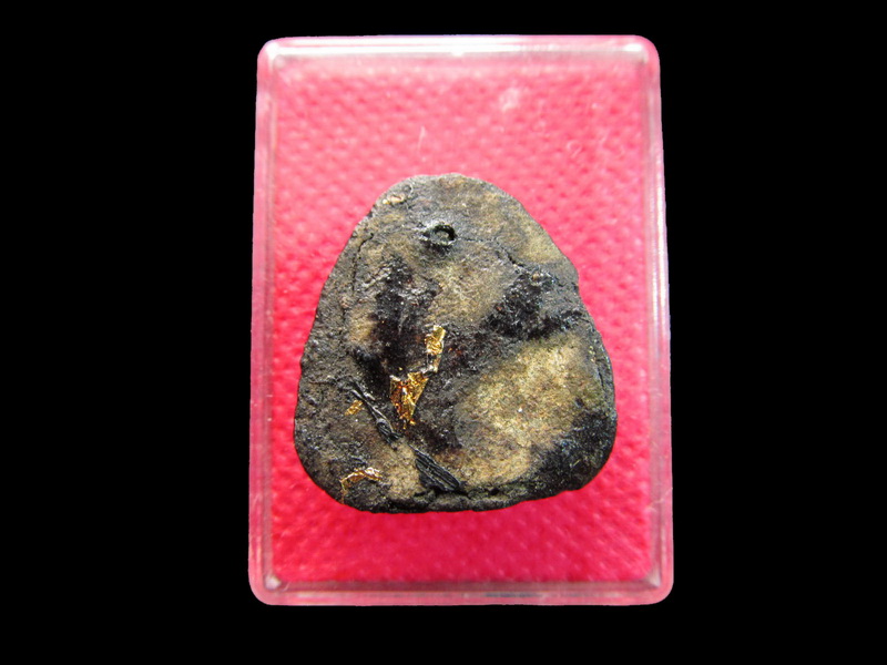 พระปิดตาผงขาวเคลือบรักดำ ไม่ทราบวัดครับ น่าจะสายชลบุรี..เริ่ม20บาท/.Re.59