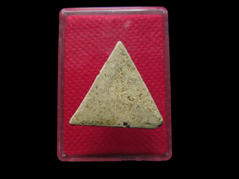 พระปิดตาสามเหลี่ยม เนื้อผงขาวไม่ทราบวัดครับ..เริ่ม20บาท/.Re.98