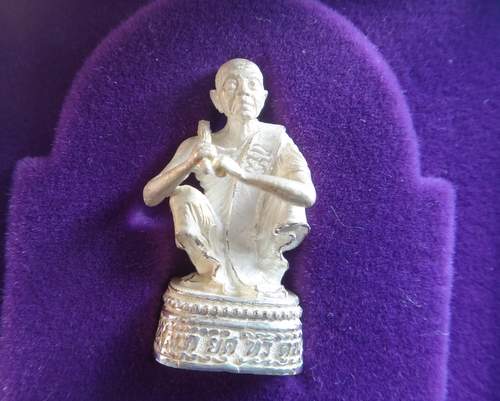 หลวงพ่อคูณ รุ่น ลาภ ยศ ทวีคูณ ( เนื้อเงิน) ปลุกเสกเดี่ยว ๗ คืน  ปี พ.ศ. 2538 พร้อมกล่องเดิม 