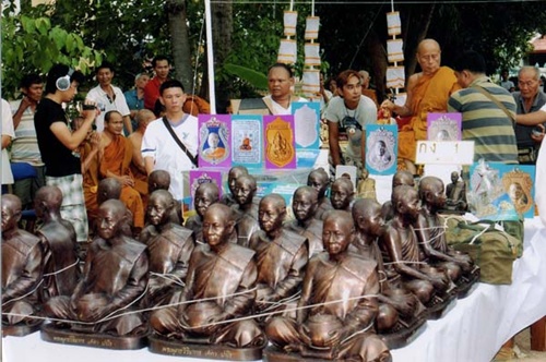 พระปิดตา ( รุ่นบูชาครู ) หลวงพ่อตัด วัดชายนา จ.เพชรบุรี ปี2552 เนื้อตะกั่ว โค้ต กล่องเดิมครับ