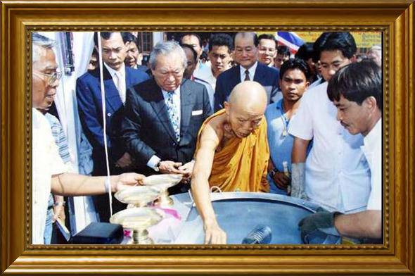 หลวงพ่อคูณ รุ่นทวีคูณ เนื้ออัลปาก้า สวยแชมป์กริ๊บๆจมูกโด่งๆ พระดีมีอนาคต พิธีใหญ่น่าเก็บ