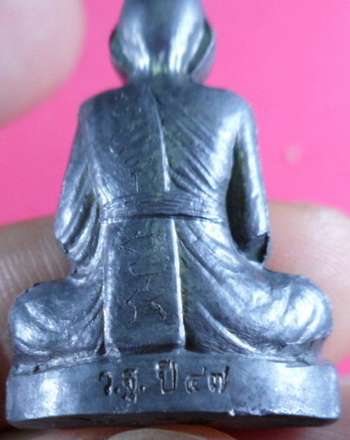 รูปเหมือนรุ่นไตรมาส 2547 เนื้อตะกั่ว หลวงพ่อเพี้ยน วัดเกริ่นกฐิน จ.ลพบุรี จำนวนสร้าง 1,599 องค์