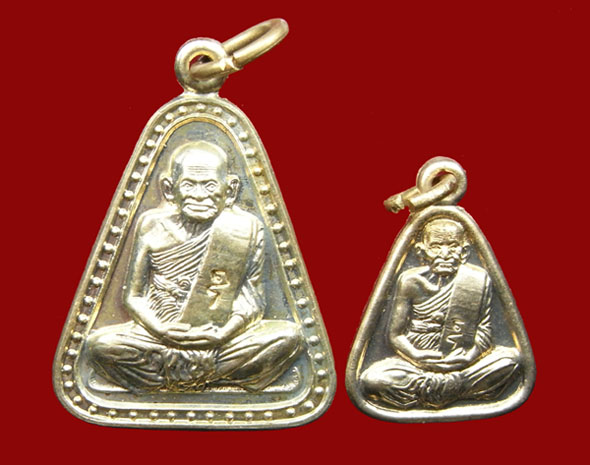 หลวงพ่อเงิน วัดบางคลาน รุ่นเพิรธ์ 1 ชุด มี 3 องค์ ปี2537ตอกโค๊ด เนื้ออัลปาก้า พร้อมกล่อง สวยครับ