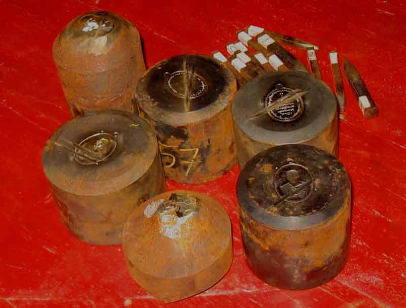 ลป.ทวด EOD ชุดกองบุญครบชุด 3 องค์ มหาชนวน 2 เหรียญ+ทองระฆังเจาะห่วง 1 เหรียญ แบ่งให้ 1 ชุดครับ