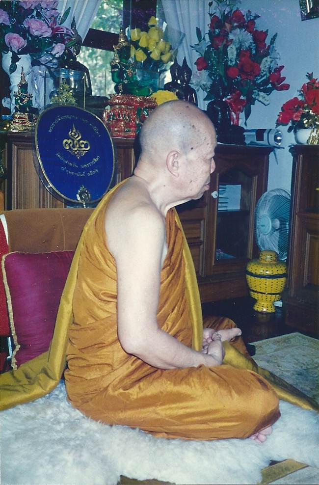 หลวงปู่เหรียญ วรลาโภ วัดอรัญบรรพต กริ่ง9มงคล ปี40 ติดจีวร,เกศา,พระธาตุของหลวงปู่ ขนาด2.5*4.5ซม.