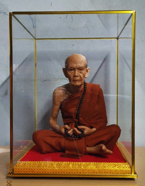 หุ่นขี้ผึ้งหลวงปู่หมุน ขนาด 8 นิ้ว(ไฟเบอร์กลาส)
