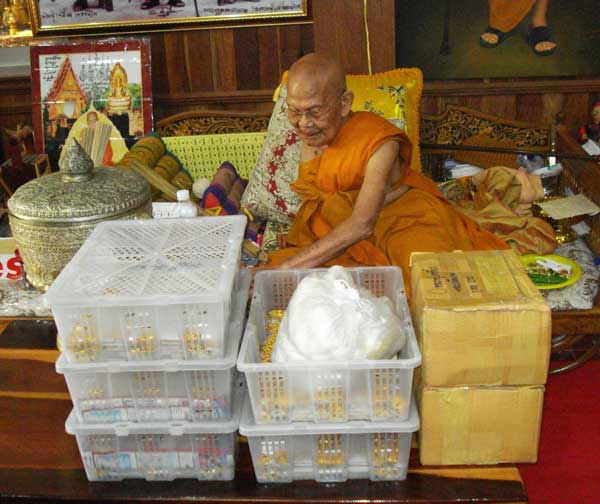 พระกริ่งศรีธาตุ หลวงปู่เกลี้ยง วัดโนนแกด ไตรมาส 53 องค์เงินก้นเงิน (ขออนุญาต โชว์ ครับ)