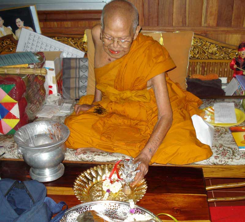 พระกริ่งศรีธาตุ หลวงปู่เกลี้ยง วัดโนนแกด ไตรมาส 53 องค์เงินก้นเงิน (ขออนุญาต โชว์ ครับ)
