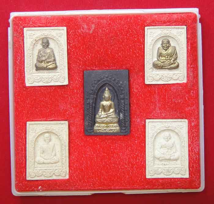 (((วัดใจ๑๐บาท)))หลวงพ่อเปิ่น วัดบางพระ รุ่นใต้ร่มไทร พ.ศ. ๒๕๔๒ เนื้อผงพุทธคุณหน้าทองสวยเข้มขลัง