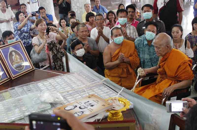 เหรียญหลวงพ่อคูณรุ่นเจริญพรบนครึ่งองค์ออกวัดถนนหักใหญ่ปี55 เนื้อทองแดงรมมันปูหมายเลข 4294