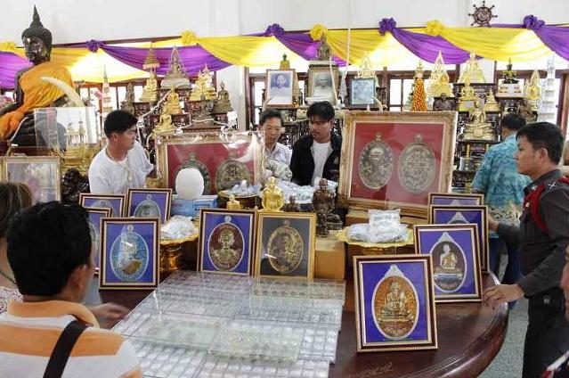 เหรียญหลวงพ่อคูณรุ่นเจริญพรบนครึ่งองค์ออกวัดถนนหักใหญ่ปี55 เนื้อนวะ หมายเลข 1218