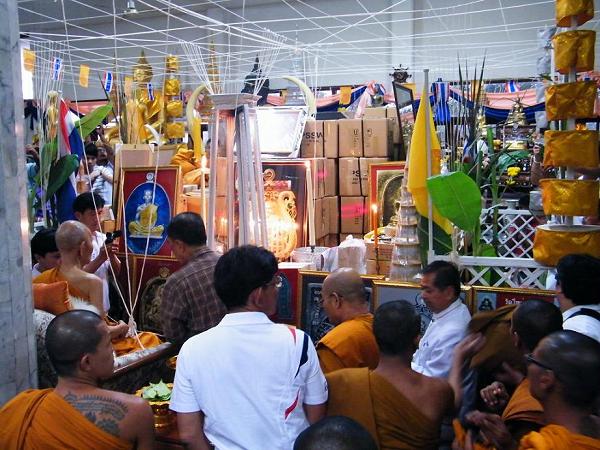 เหรียญหลวงพ่อคูณรุ่นย้อนยุครุ่นสร้างบารมีปี19ออกวัดใหม่อัมพวันปี54ทองฝาบาตรพิมกรรมการไม่ตัดปีกแบบ582