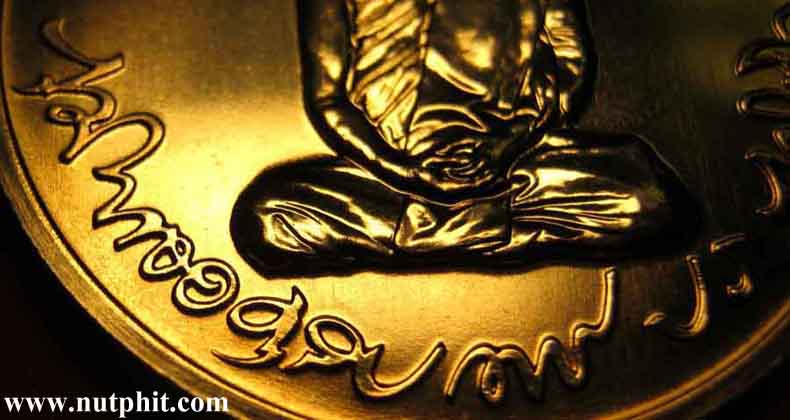 135*ชุดสำหรับVIPครับ* กล่องผ้าไหมประทับตราทองวัดบวรฯ ในหลวงทรงผนวช