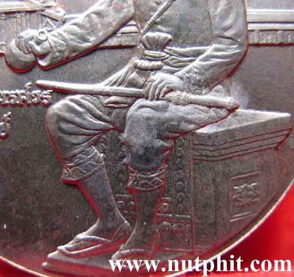 9**เหรียญสมเด็จพระนเรศวรมหาราชเนื้อทองแดงรมดำเดิม ๆ พิษณุโลกครับ*