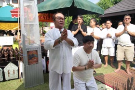 พระขุนแผนพรายกุมาร แสนแสบ พิมพ์ใหญ่ ผงพุทธคุณ เนื้อผงสีแดง หน้าโรยผงตะไบ มูลนิธิหลวงปู่ทิมสร้าง พิธี