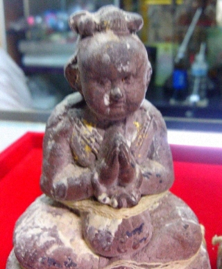 กุมารทองรุ่นแรกหลวงปู่คำบุ วัดกุดชมภู ออกที่วัดศรีสุดาราม ถือเป็นรุ่นแรก