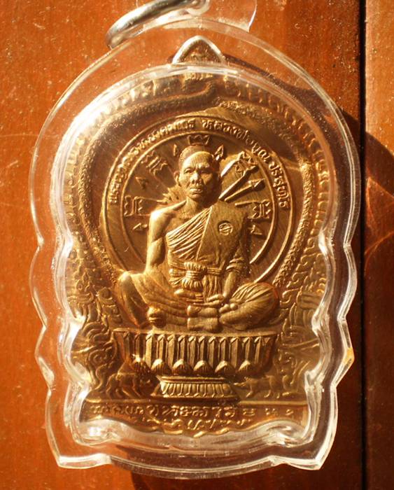 Hotเหรียญนั่งพานชนะมาร หลวงพ่อคูณ วัดบ้านไร่ ปี 2537 เนื้อทองแดง...สภาพสวยครับ