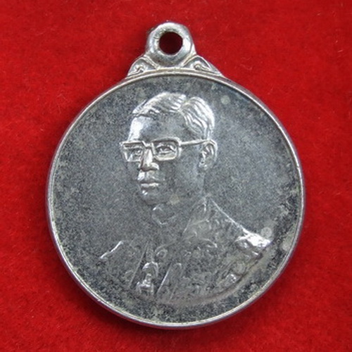 เหรียญในหลวง อนุสรณ์งานวางศิลาฤกษ์พระอุโบสถวัดข่อย สิงห์บุรี ปี 2530 จำนวน 4 เหรียญ