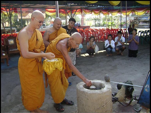 พระกริ่ง ๗ รอบเนื้อนวโลหะก้นเงิน ลพ.เพี้ยน วัดเกริ่นกฐิน ปี ๕๔ (กลับดำสวยวิ้ง)