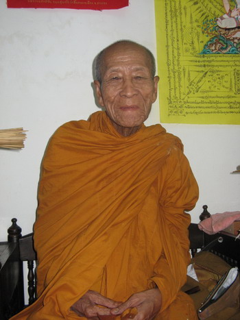 ขุนแผนเนื้อว่านมหาเสน่ห์ผสมผงรกแมว หลวงปู่คำบุ รุ่นเมตตามหาระรวย พิมพ์เล็ก(ว่านรักแดง)