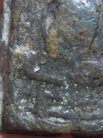 พระพิมพ์เล็บมือ เนื้อตะกั่วสนิมแดง กรุวัดสุวรรณ จ.อ่างทอง แดงกำลังดี