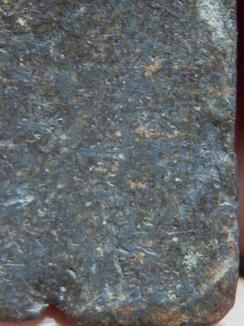 พระพิมพ์เล็บมือ เนื้อตะกั่วสนิมแดง กรุวัดสุวรรณ จ.อ่างทอง แดงกำลังดี