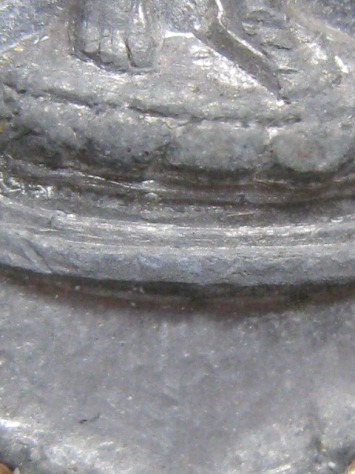 พระลีลาฉลองยี่สิบห้าพุทธศตวรรษ พิมพ์นิยมมีเข็ม เนื้อชิน กทม. 