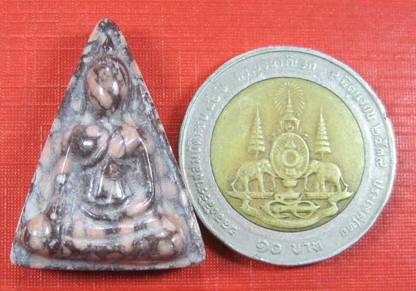 นางพญา จ.พิษณุโลกแกะจากพระธาตุข้าวสารหินปลุกเสกโดยหลวงปู่คำบุ จ.อุบลฯ + คณาจารย์สายอิสานแชมป์