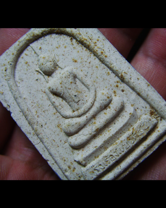 หลวงปู่เรือง แซยิค84 ผงปี2500 พร้อมรอยจาร เนื้อผุดสวย..กล่องเดิม