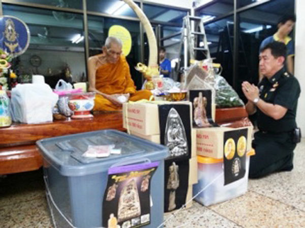 หลวงปู่ทวด หลวงพ่อรวย ( รุ่นแรก เนื้อเงินผสมเงินพตด้วง NO.51 ) วัดตะโก จ.อยุธยา พร้อมกล่อง
