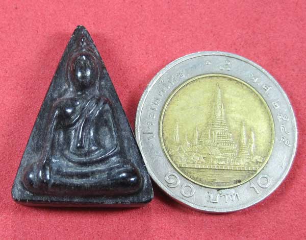 พระนางพญา จ.พิษณุโลแกะจากไม้ตะเคียนดำ1000 ปีปลุกเสกโดยหลวงปู่คำบุ วัดกุดชมภู จ.อุบลราชธานี