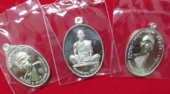 ...เหรียญหลวงพ่อคูณ วัดบุไผ่ (บ้านไร่ 2) รุ่น "ย้อนยุค12 17 19" ชุดกรรมการพิเศษเนื้อเงินพดด้วงครับ..
