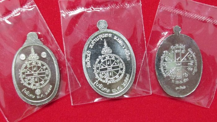 ...เหรียญหลวงพ่อคูณ วัดบุไผ่ (บ้านไร่ 2) รุ่น "ย้อนยุค12 17 19" ชุดกรรมการพิเศษเนื้อเงินพดด้วงครับ..
