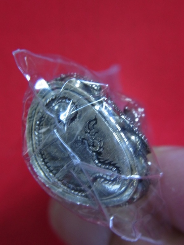 พระกริ่งศรีสุทโธ เนื้อทองขาว และเนื้อสัตตะโลหะ หลวงปู่คำบุ รวม 2 องค์ พุทธศิลป์ล้ำเลิศ สวยครับ