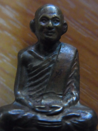 พระกริ่งรูปหล่อ หลวงพ่อขอม วัดไผ่โรงวัว พิมพ์หน้าหนุ่ม