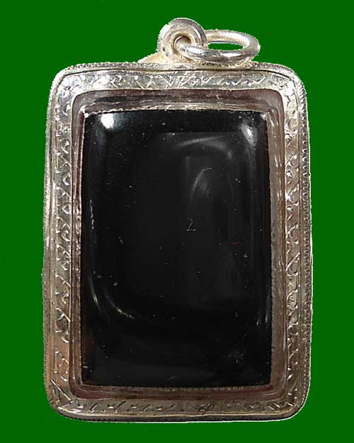 สมเด็จขาโต๊ะหลวงพ่ออุ้น เนื้อแร่เขาพรหมชะแง้ ปี 2532 / เลี่ยมเงิน