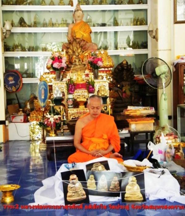 หลวงปู่ทวด เทหล่อแบบโบราณดินไทย อธิฐานจิตปลุกเสกโดย หลวงพ่อสิน หลวงพ่อพระมหาสุรศักดิ์ หลวงพ่อทอง
