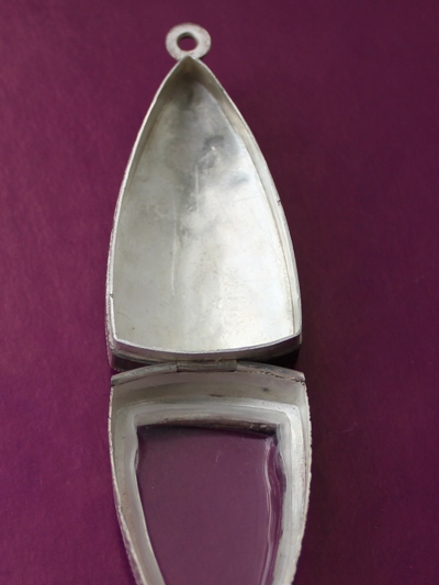 ตลัดเงิน หลังปิด แกะลายสวยๆ เงินเก่า หนาๆ