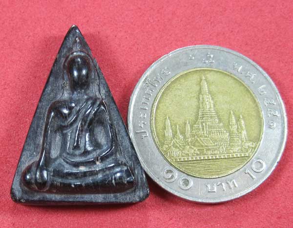 พระนางพญา จ.พิษณุโลแกะจากไม้ตะเคียนดำ1000 ปีปลุกเสกโดยหลวงปู่คำบุ วัดกุดชมภู จ.อุบลราชธานี